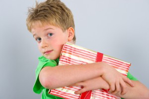 Что учитывать при выборе подарка ребенку? - Подрастем